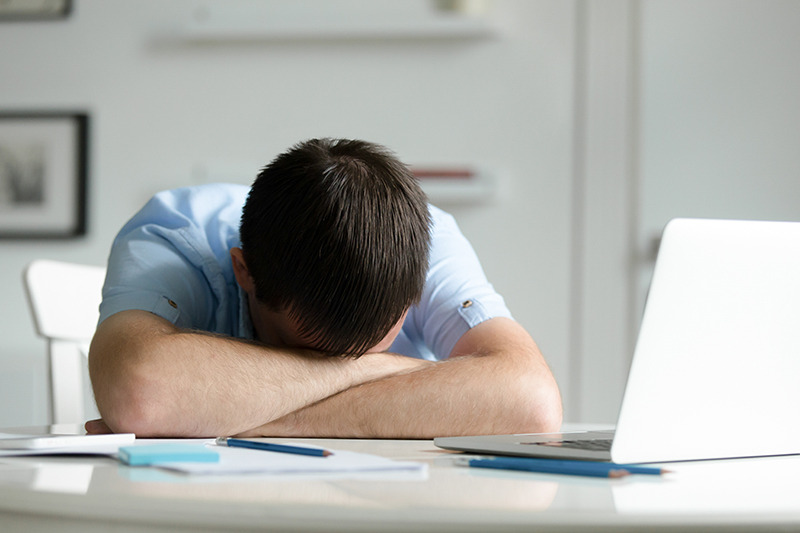 Badania wskazują, że ponad połowa młodych ludzi na świecie budzi się zmęczona. Wiąże się to głównie ze stresem i niezdrowym trybem życia.