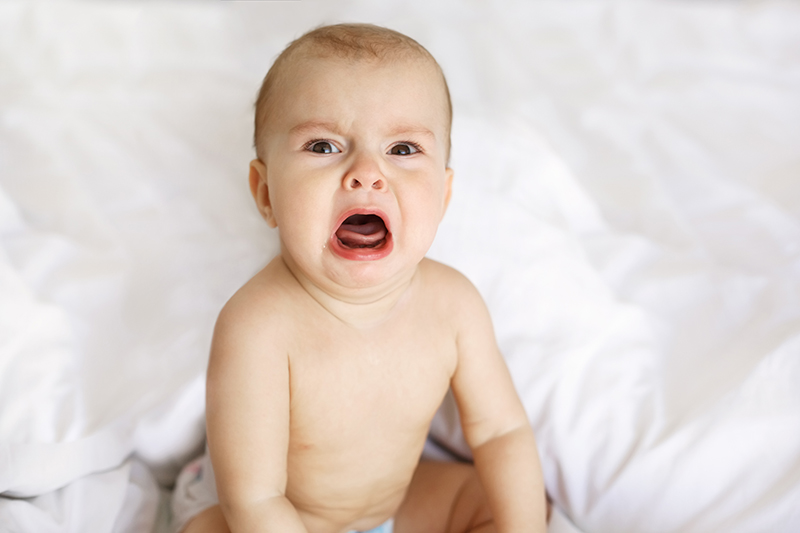 Jak uspokoić płaczące niemowlę? Najlepsze sposoby!